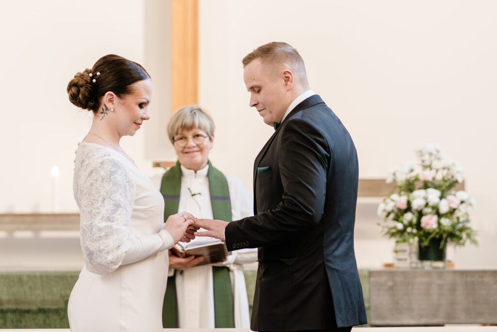 Vihkiminen Lahden Ristinkirkko
